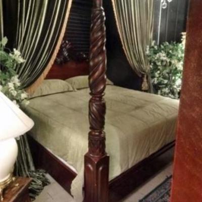 HENEREDON 4 POST KING MAHOGANY BED