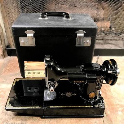 Antique Singer Featherweight sewing machine w case