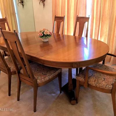 CLEAN dining table w 6 chairs + 2 leaves