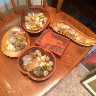 Polished agates in wooden bowls
