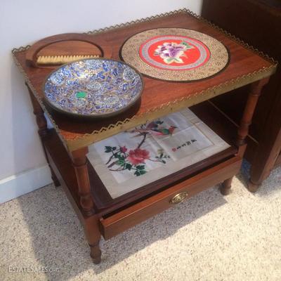 Small mahogany and table with lower drawer