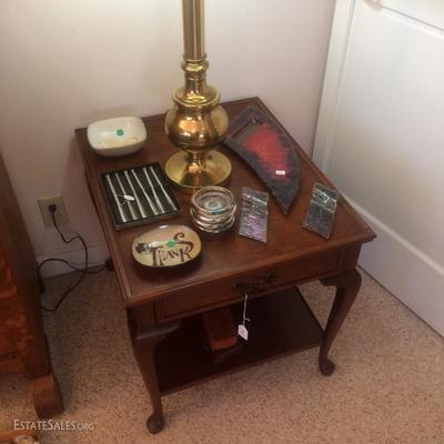 Henredon end table with Cabriole legs and drawer