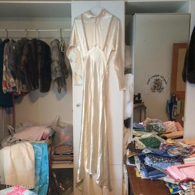 Elegant wedding dress from the 1930s with long tail and in remarkably good condition.