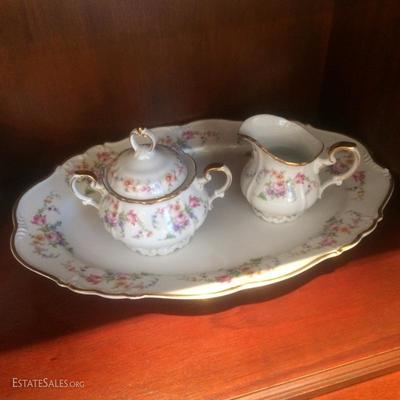 Ovarian platter with cream and sugar