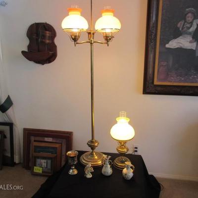 VINTAGE FLOOR LAMP IN BRASS AND AMBER