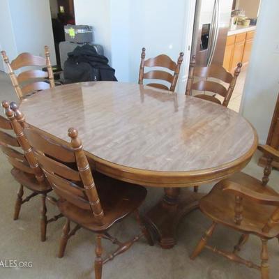 VINTAGE SOLID WOOD DINING ROOM TABLE WITH 6 LADDER BACK CHAIRS