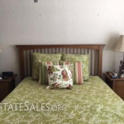 Thomasville Mission Style Bed w/2-Nightstands