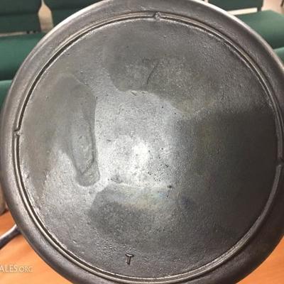 Cast iron pan with 4 etches