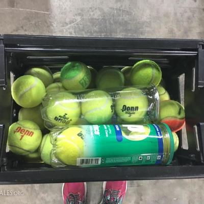 Tennis ball container with tennis balls