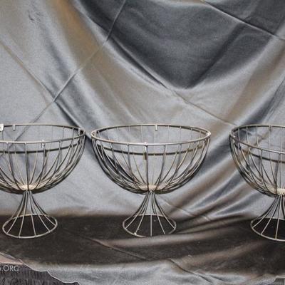Metal pedestal baskets