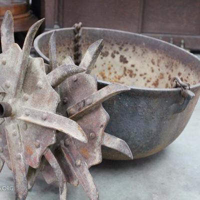 Cast iron pot with clod busters