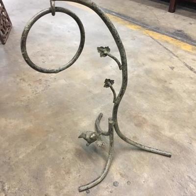Metal bird towel stand