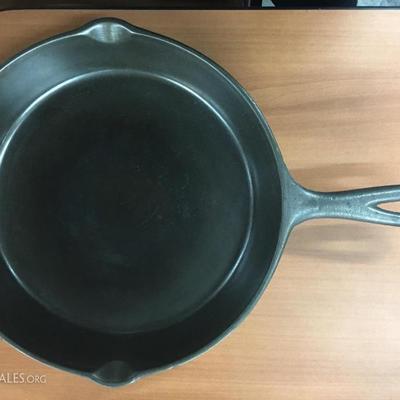 Cast iron pan with 4 etches