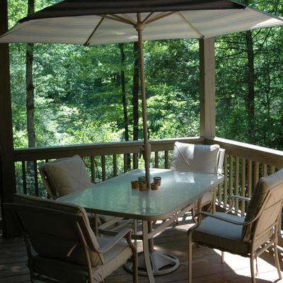 Patio set with 4 chairs and umbrella (taupe)