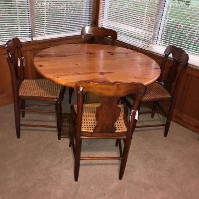 ROUND DINING ROOM TABLE WITH 4 CHAIRS