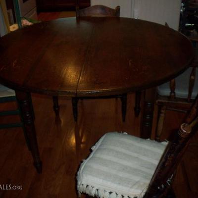 Antique/Vintage Round Wood table ( another view ) without the 2 leaf in.