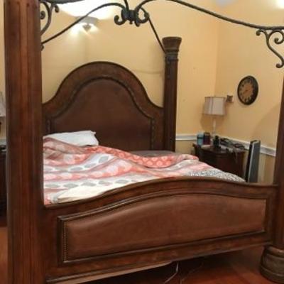 California King With Sleep Number Mattress (Nearly New) Poster/Canopy Bed