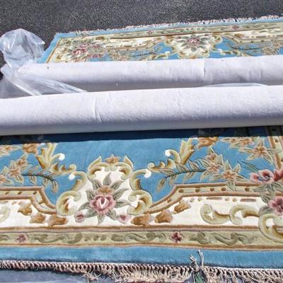 Scroll and fringed 8 X 10' rug $399 new never used
2 available