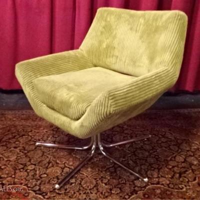 1970's MODERN SWIVEL ARMCHAIR ON CHROME BASE