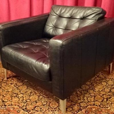 BLACK LEATHER CLUB CHAIR