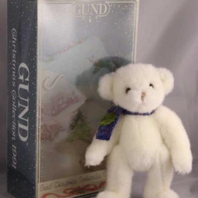 Yuleveary (Christmas) 1991 - 342. Gund, Xmas  Collector's Classic in plush-white. Made in 1991  and stands 9" H in excellent...