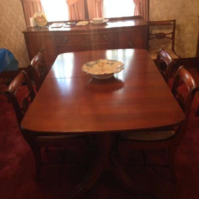 Beautiful mahogany dining table with six chairs, leaves and pads