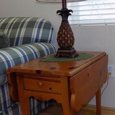 IET061 Wooden End Table with Lamp
