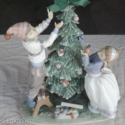 IET001  Lladro Trimming the Tree Porcelain Figurine
