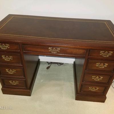 $650 Vintage Executive Desk With Leather Top by Sligh Furniture ++ Cash Only. No Returns. All Sales Are Final. Email...