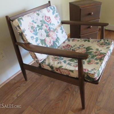 Vintage wood frame chair, with cushions