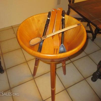 Free standing salad bowl with tongs
