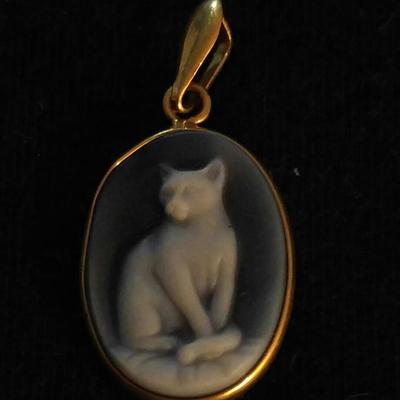Beautiful Wedgewood cat cameo in 14 karat gold pendant