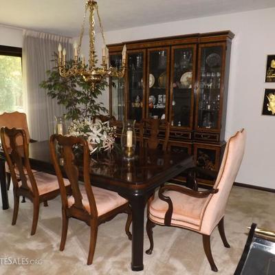 Drexel Heritage Dining Table Set. China Cabinet Unavailable.