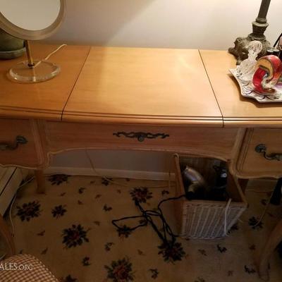$350 Ethan Allen Vanity / Make-Up Table  w/ Mirror (photo 1 of 2) +++ Cash, Credit & Paypal Accepted. +++ Email SalesByPamela@gmail.com...