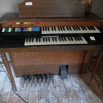 Organ w/ music holder- Working