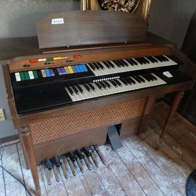 Organ w/ music holder- Working