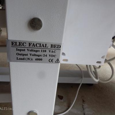 SPA CHAIR /ELECTRIC FACIAL CHAIR $ 750.00

46 X 33Â  6â€ FULLY EXTENDEDÂ 

White Leather, electric adjustment up/down, includes Stool...