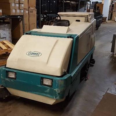 Tennant Battery Powered Combination Rider Floor Sweeper Scrubber