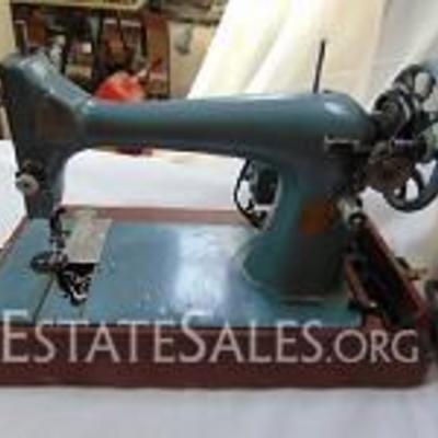 Vintage Singer Sewing Machine w/Case