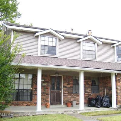 Two-story Packed house in Chateau Estates......something for everyone.