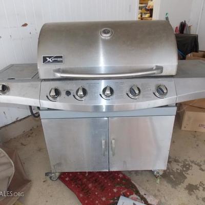 Gas grill with additional side burner