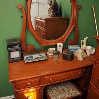 MAPLE BEDROOM SET: VANITY