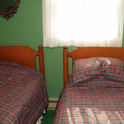 MAPLE BEDROOM SET: TWIN BEDS