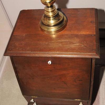 ANTIQUE STYLE END TABLE