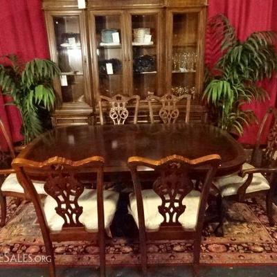 7 PIECE MAHOGANY CHIPPENDALE DINING TABLE WITH 6 CHAIRS BY UNIVERSAL