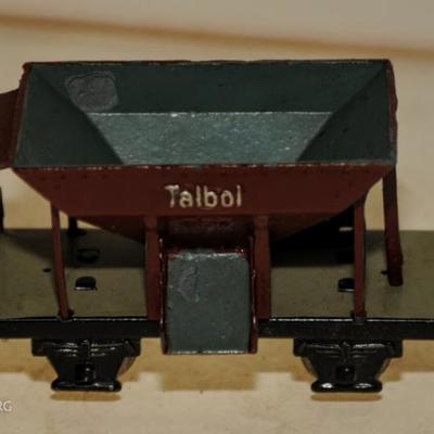 PRE-WAR OO GAUGE MARKLIN TRAIN CARS  