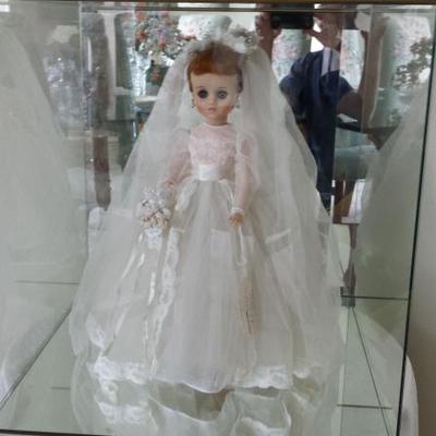 Madam Alexander 17 inch Vintage Elise-Bride C-56541 with (custom made mirror and glass case)
