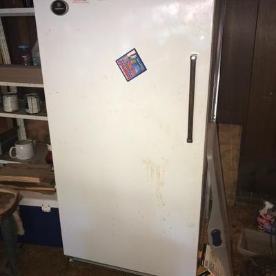 WORKING COLD REFRIGERATOR WITH BUILT IN TOP FREEZER, OLDER UNIT BUT WORKING GREAT
