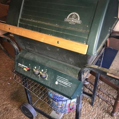 GAS GRILL WITH PROPANE TANK AND GRILL COVER