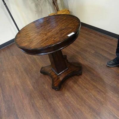 Nice looking wood occasional table w/ pedestal bas ...